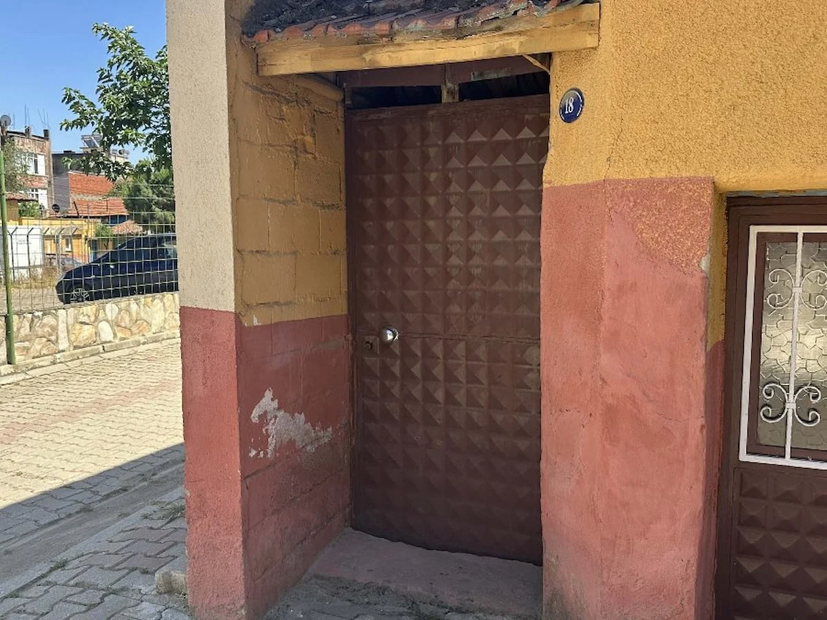 İzmir'de kapıya asılan poşetin içinden yeni doğmuş bebek çıktı