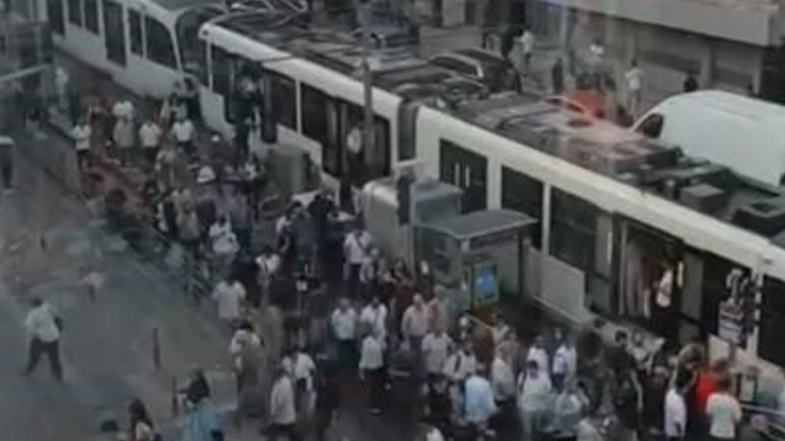 Bayrampaşa’da trafoda yangın çıktı, tramvay seferleri aksadı