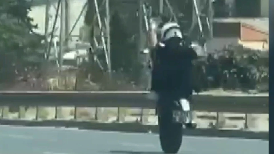 İstanbul trafiğinde ayağa kalkarak motor süren maganda kamerada