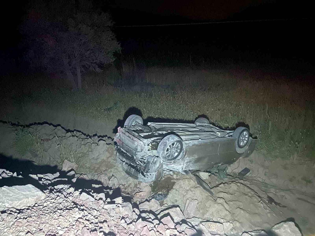 Manisa'da otomobil şarampole uçtu: 2 yaralı