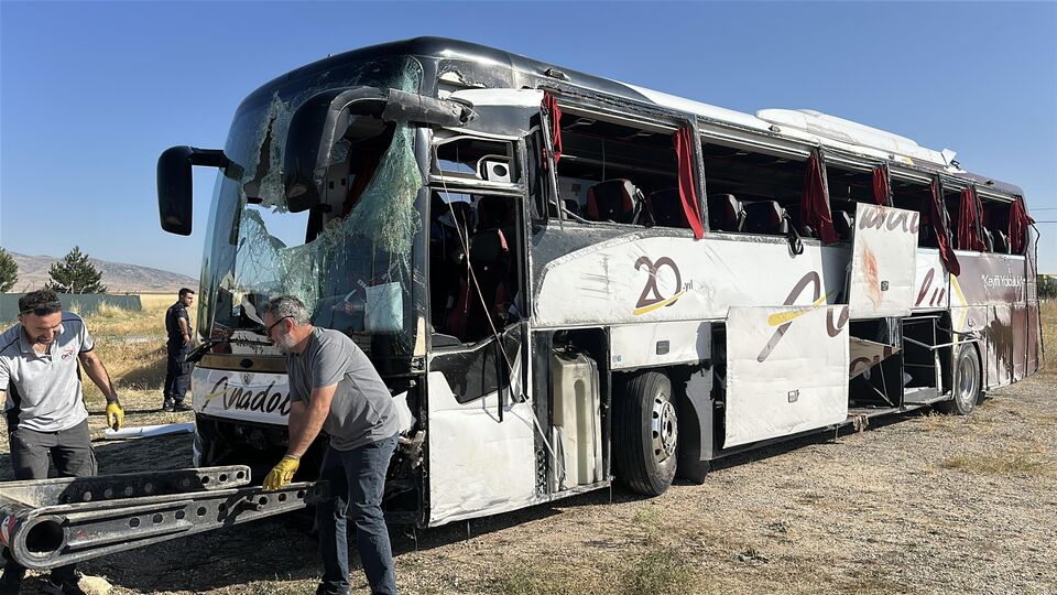 Kütahya'da yolcu otobüsü devrildi: 31 kişi yaralandı