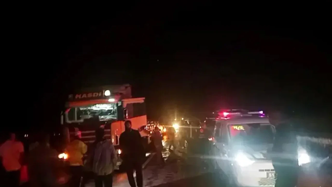Kayseri yolunda traktörle çarpışan kamyonet alev aldı: 3 yaralı