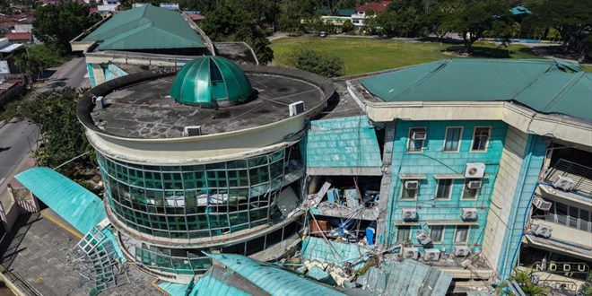 Filipinler'de 7,8 büyüklüğündeki depremde ölenlerin sayısı 78'e yükseldi