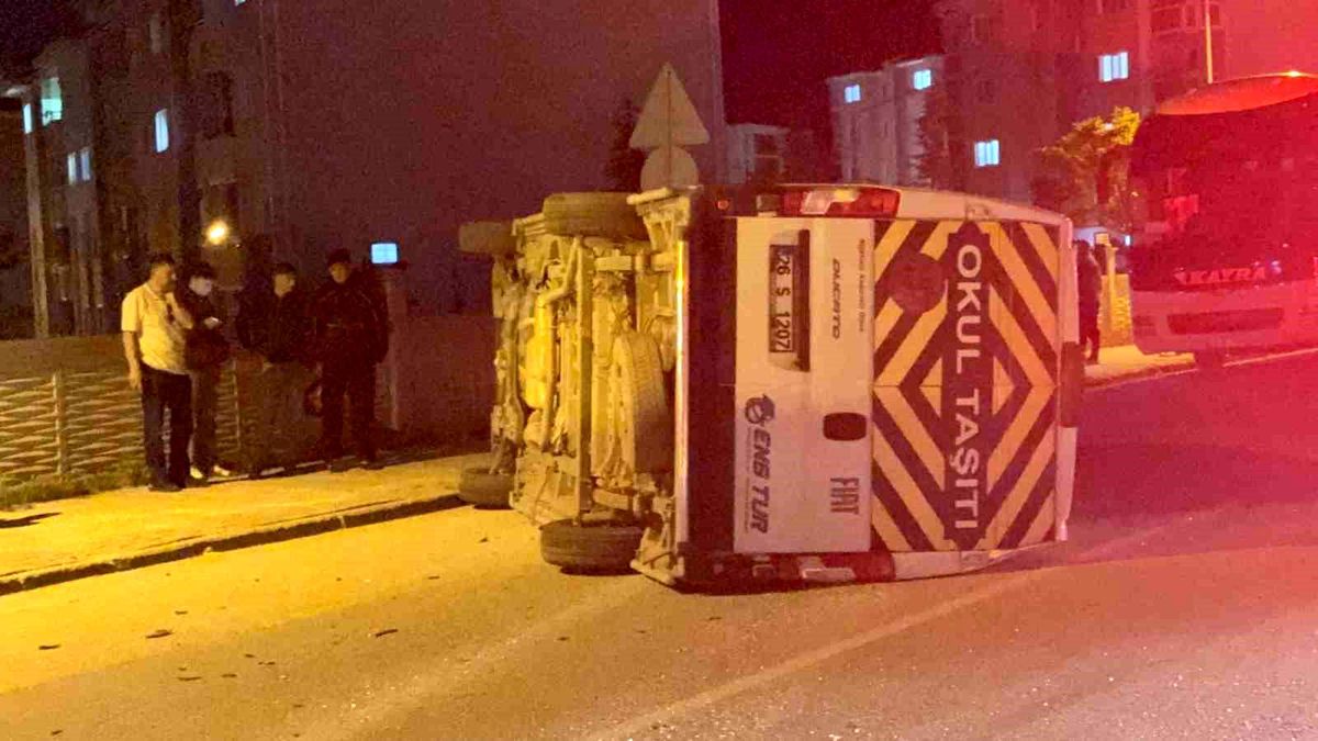 Otomobilin çarptığı işçi servisi yan yattı: 7 yaralı
