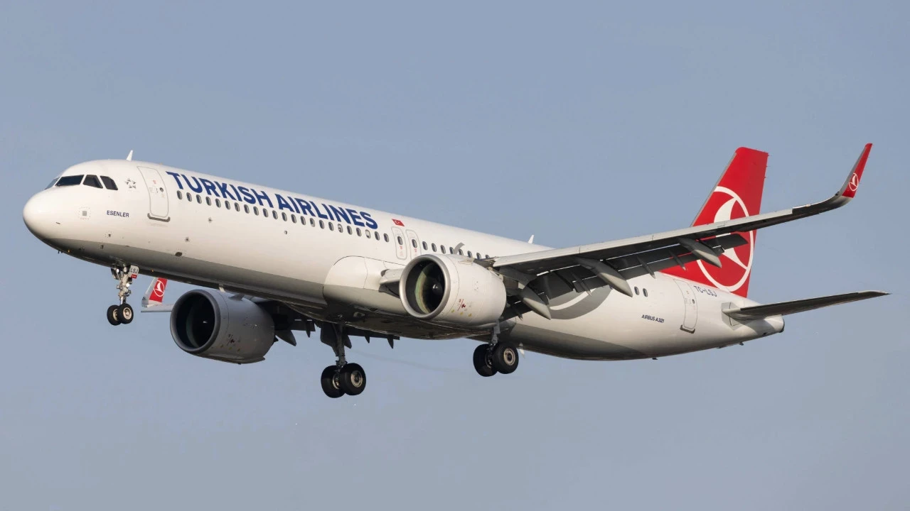 THY uçağının kanadı Antalya Havalimanı’nda radar anten direğine temas etti