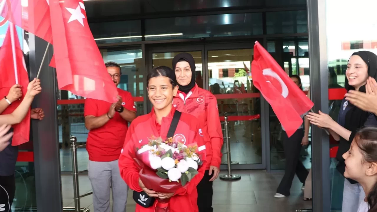 Dünya şampiyonu Ayşegül Açık'a memleketi Kayseri'de coşkulu karşılama