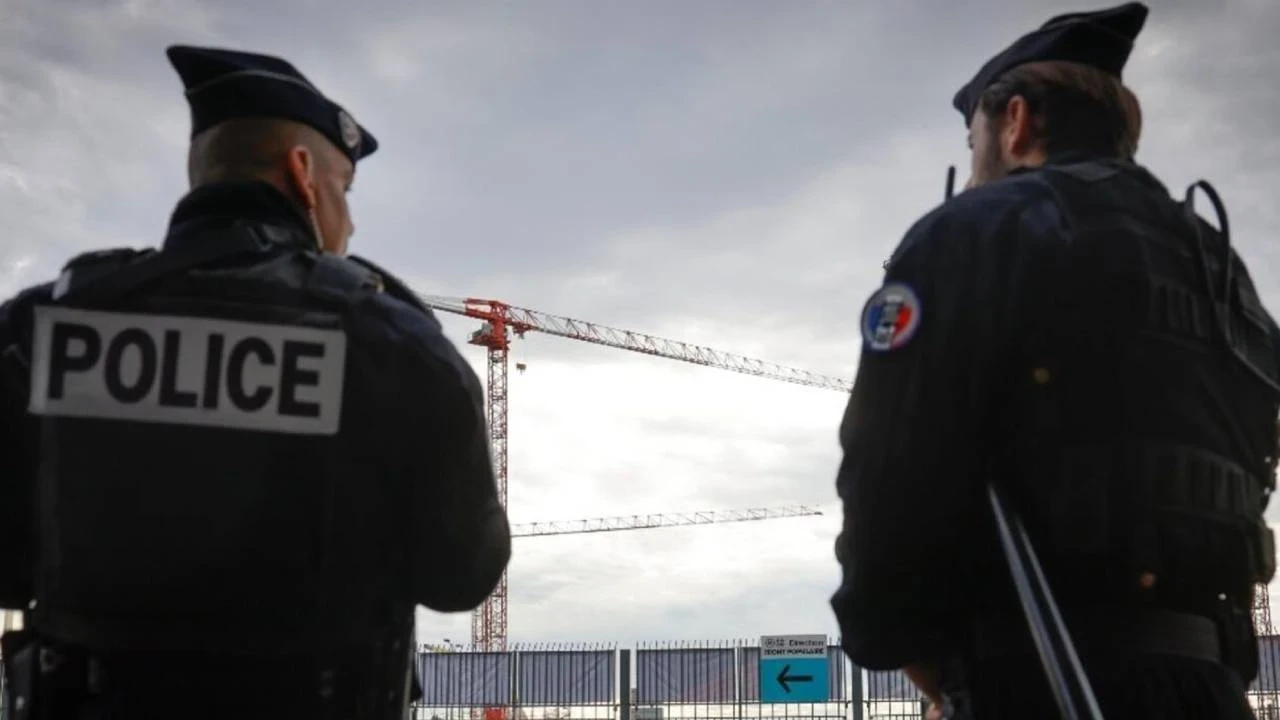 Paris'te bıçaklı saldırı: Aralarında hamile bir kadının da olduğu 3 kişi yaralandı