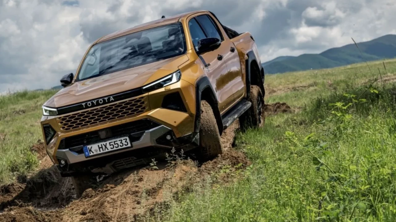 Efsane Hilux yeni yüzüyle Türkiye’ye geliyor