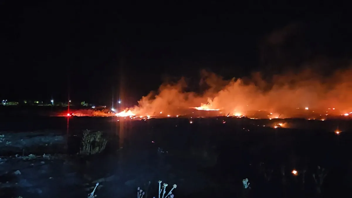 Burhaniye'de örtü yangını! Ekiplerin alevlere müdahalesi sürüyor