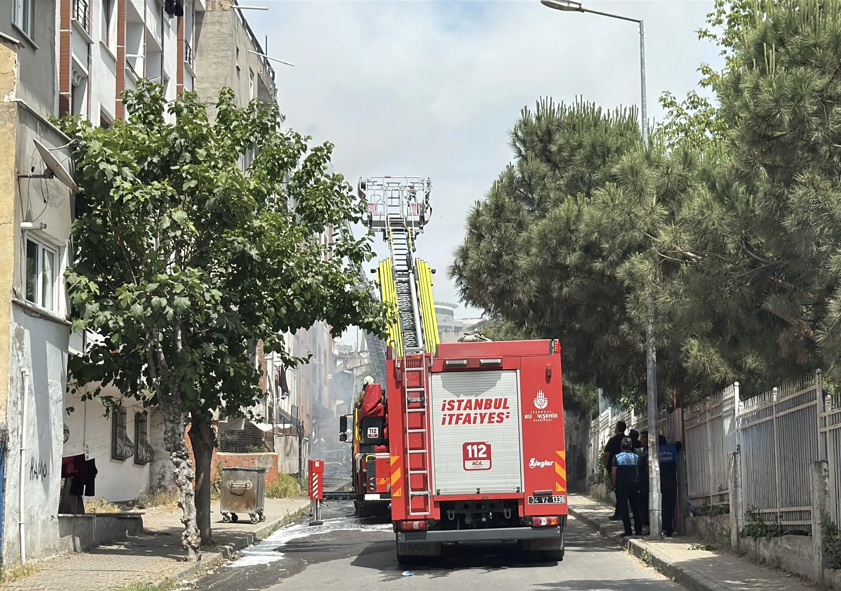 Esenyurt'ta çatıda başlayan yangın 3 binaya sıçradı! Ekipler müdahale ediyor