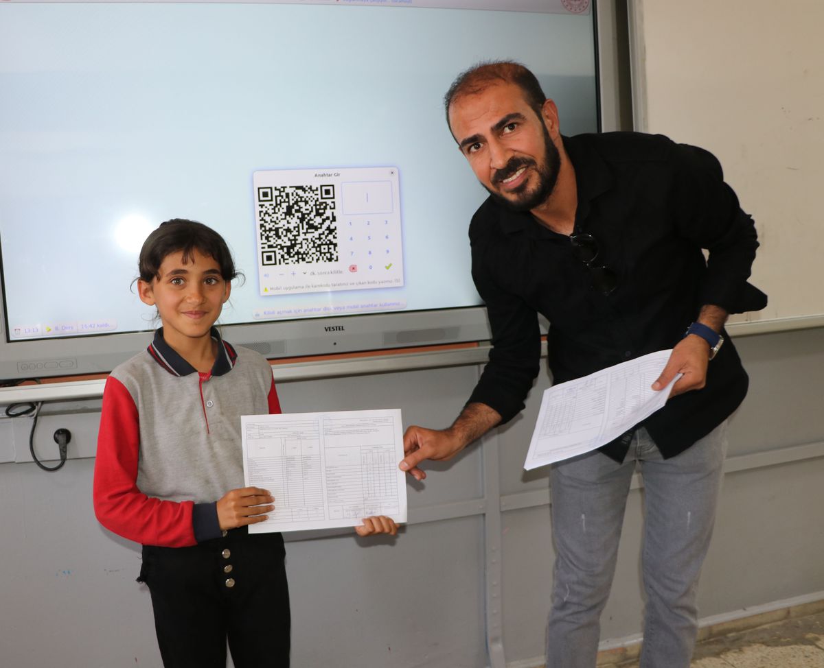 3 yıl okulun tek öğrencisiydi; nakil sonrası 32 arkadaşıyla karne heyecanı yaşadı