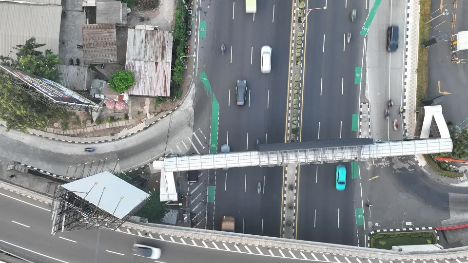 Endonezya'da düğün dönüşü katliam gibi kaza! Kamyonet iki TIR'ın arasında ezildi: 13 ölü, 5 yaralı