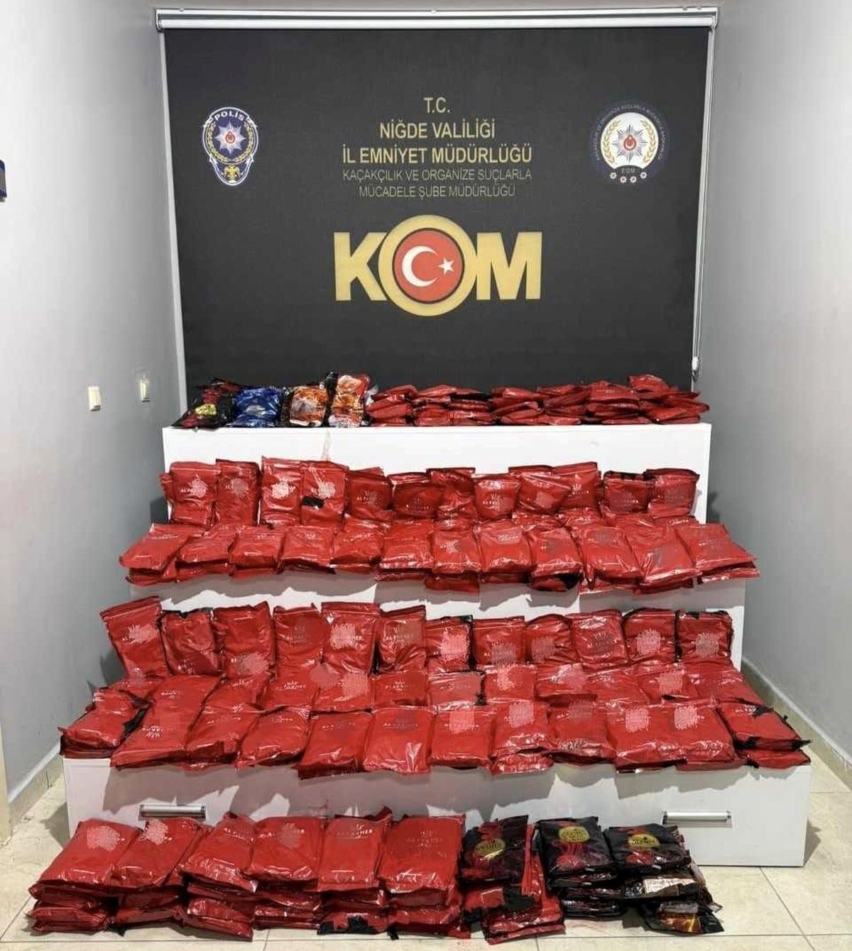 Niğde'de kaçak tütün operasyonu: 272 paket ele geçirildi