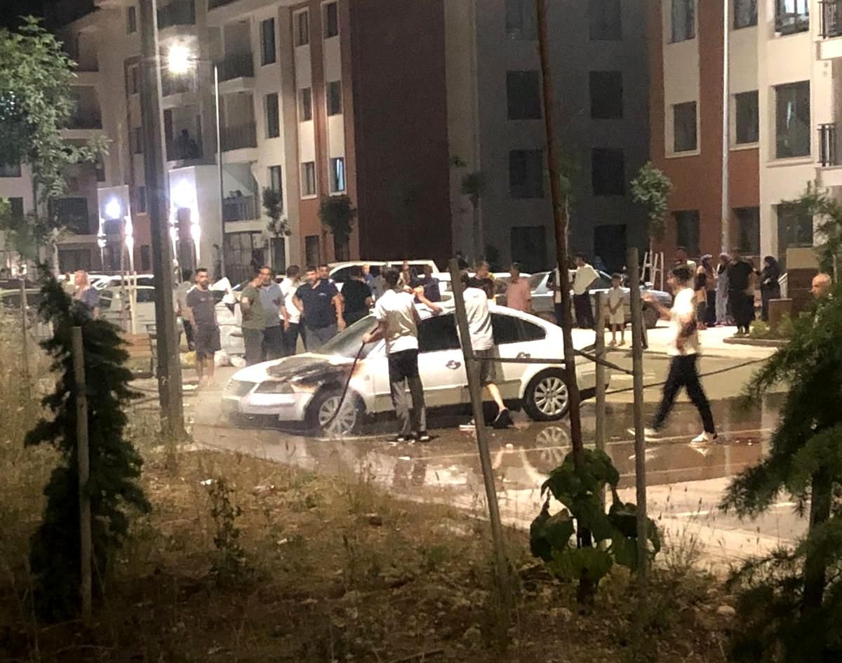 Park halindeki otomobil alev aldı