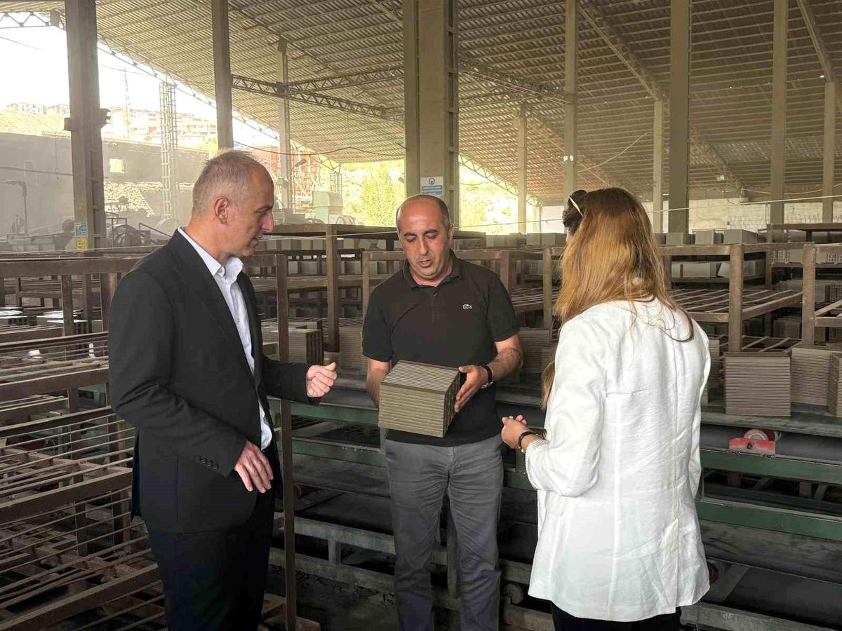 Bayburt'taki tuğla fabrikasında çevre denetimi yapıldı