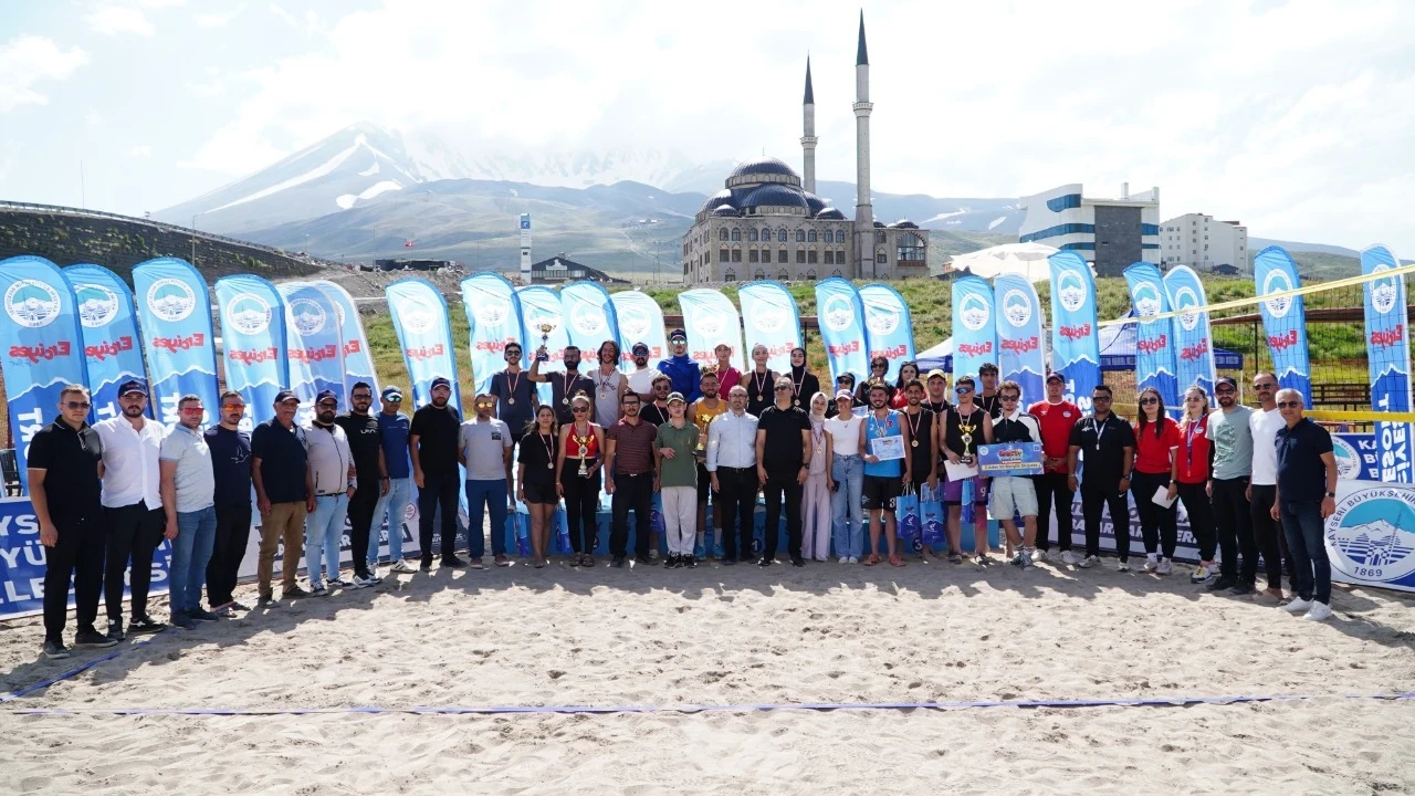 Erciyes’te 2 bin 200 metrede plaj voleybolu heyecanı! Takımını kuran zirveye çıktı