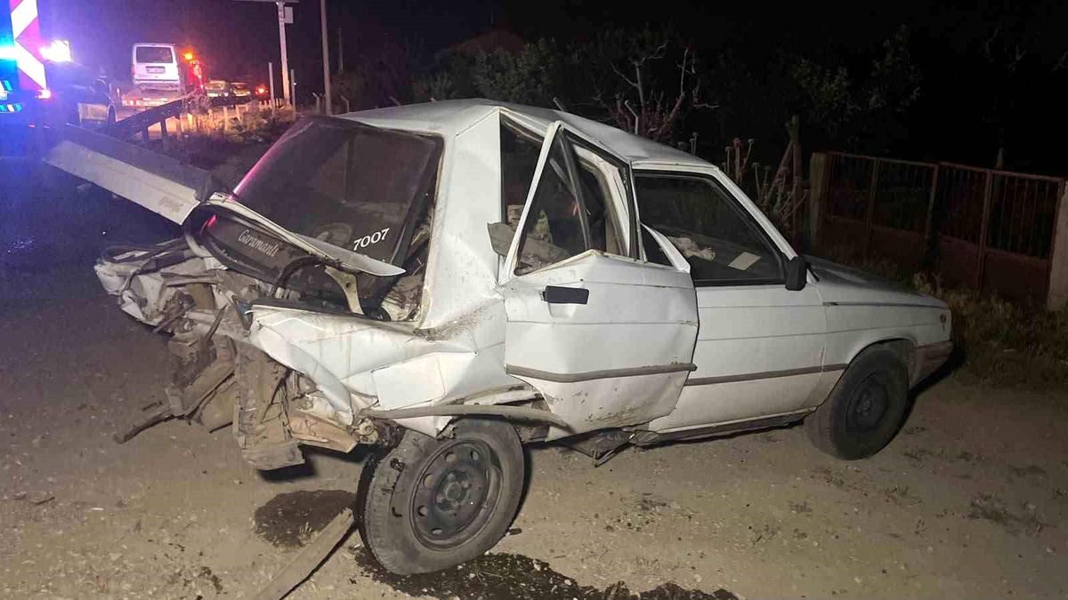 Hafif ticari araç, otomobile arkadan çarptı: 2 yaralı