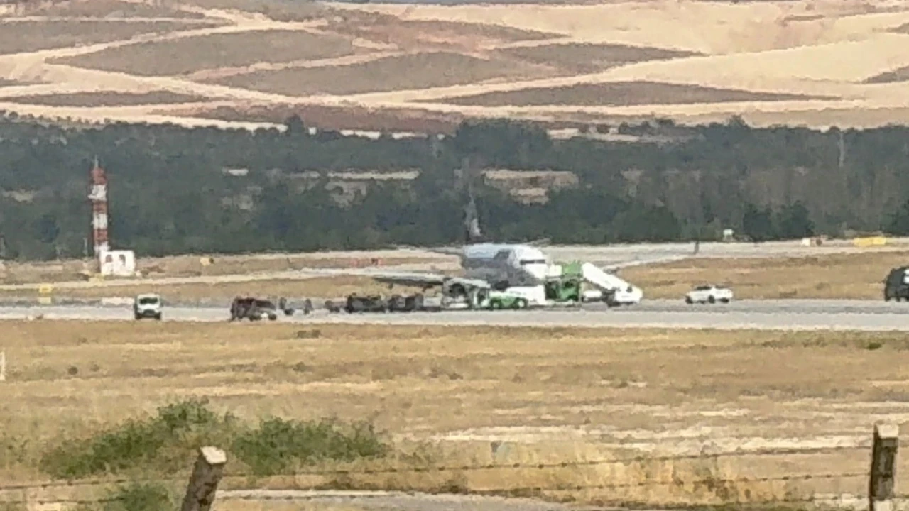 Gaziantep Havalimanı'da panik anları...Uçağın iniş takımı arızalandı