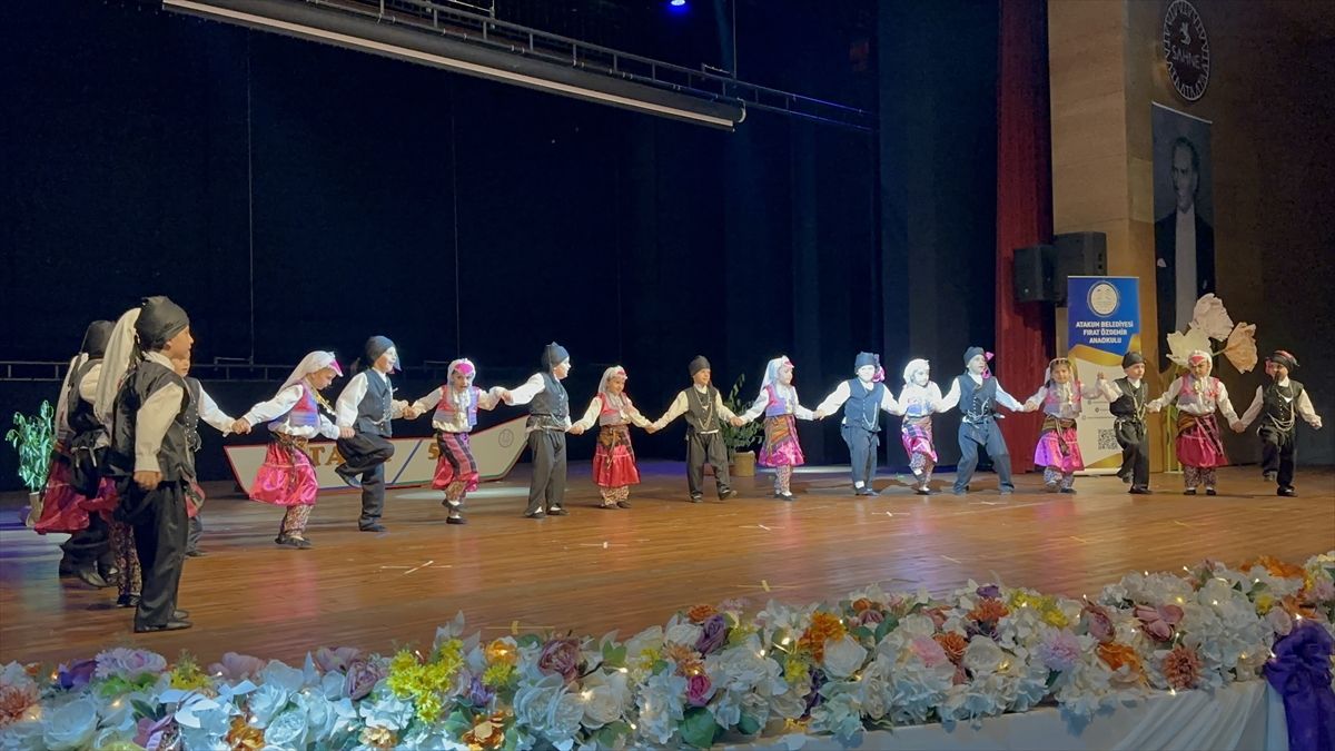 Samsun'da minik öğrenciler "Yörelerle Dans" projesiyle farklı kültürleri sahneye yansıttı
