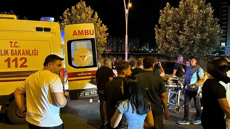 Bisikletiyle yolun karşısına geçerken taksinin çarptığı kadın yaralandı
