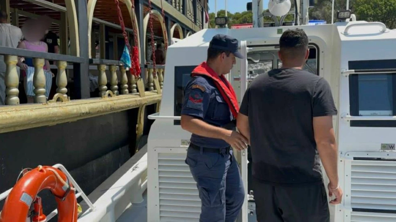 Fethiye açıklarında rahatsızlanan ve yaralanan iki kişiyi Sahil Güvenlik tahliye etti