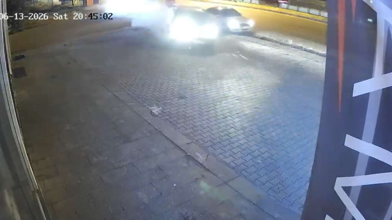İş yerine çarpmaktan son anda kurtuldu! Kaza anı kamerada