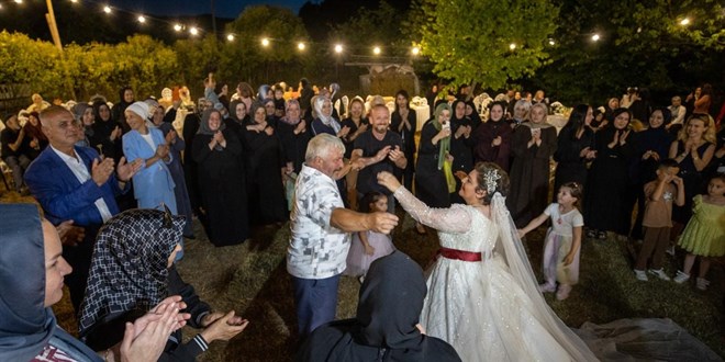 Merve'nin gelinlik hayali için tüm ilçe seferber oldu