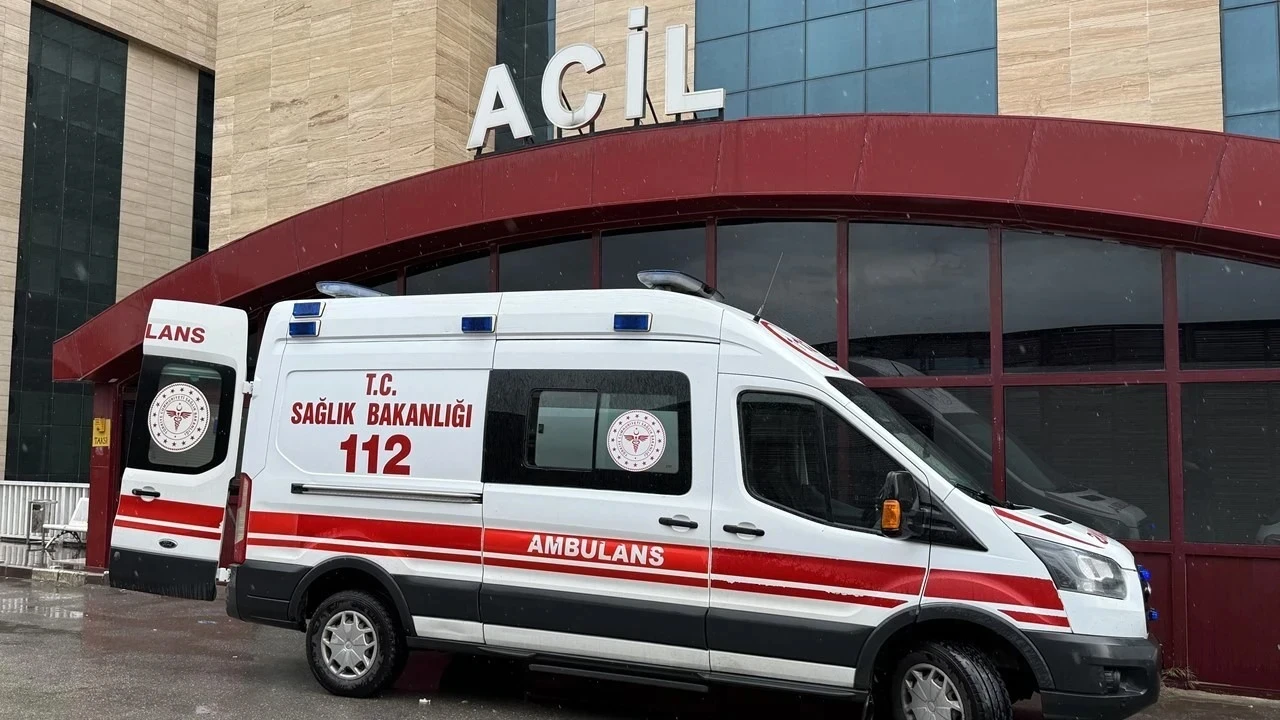 Şanlıurfa'da su tankeriyle çarpışan otomobilin sürücüsü yaşamını yitirdi