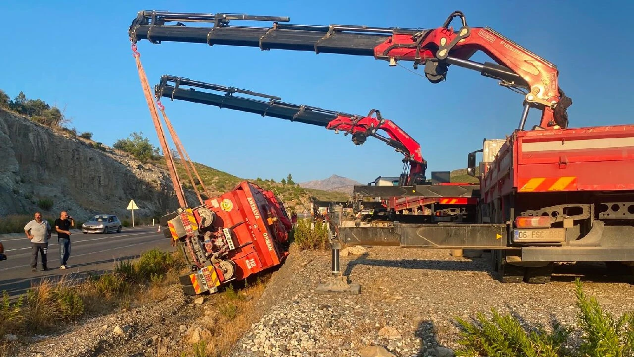 Yangına giden orman ekibinin su ikmal aracı devrildi