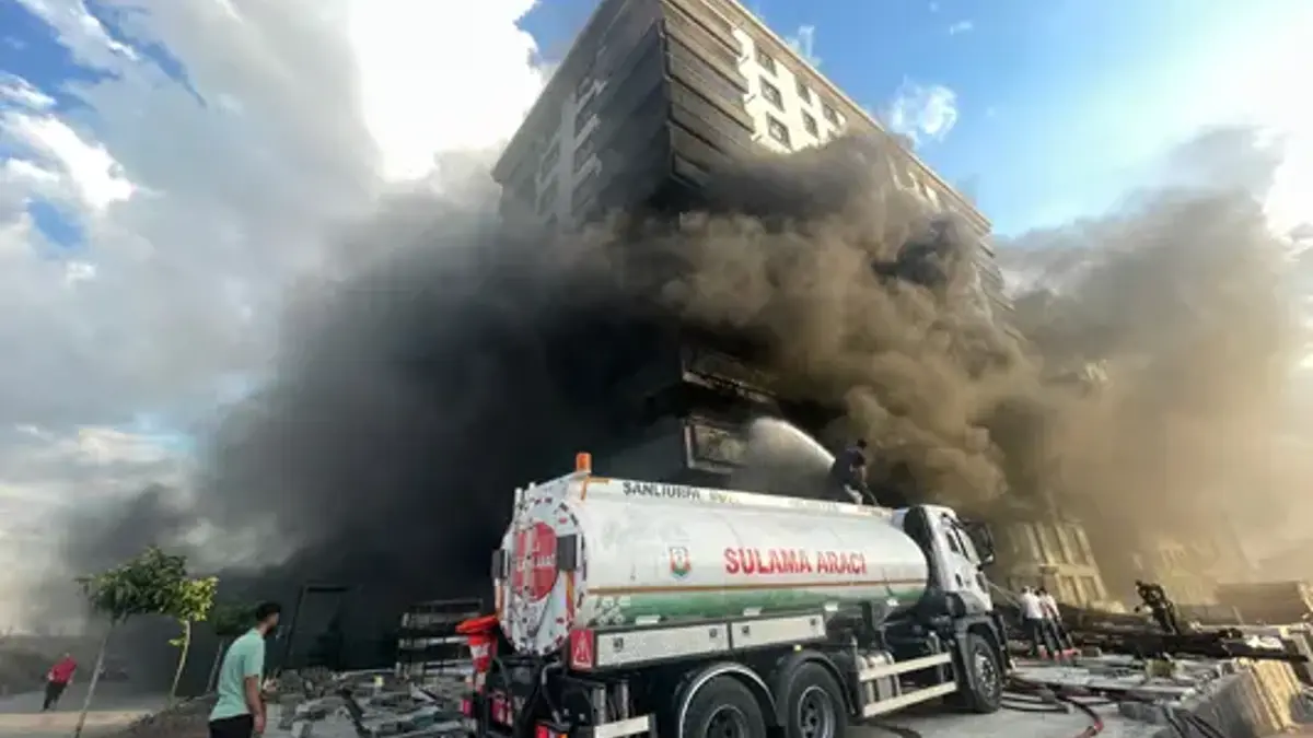 Şanlıurfa'da 10 katlı apartman alevlere teslim oldu