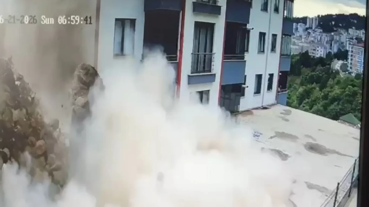Trabzon'da istinat duvarı çökme anı kamerada! Binayı toprak bastı