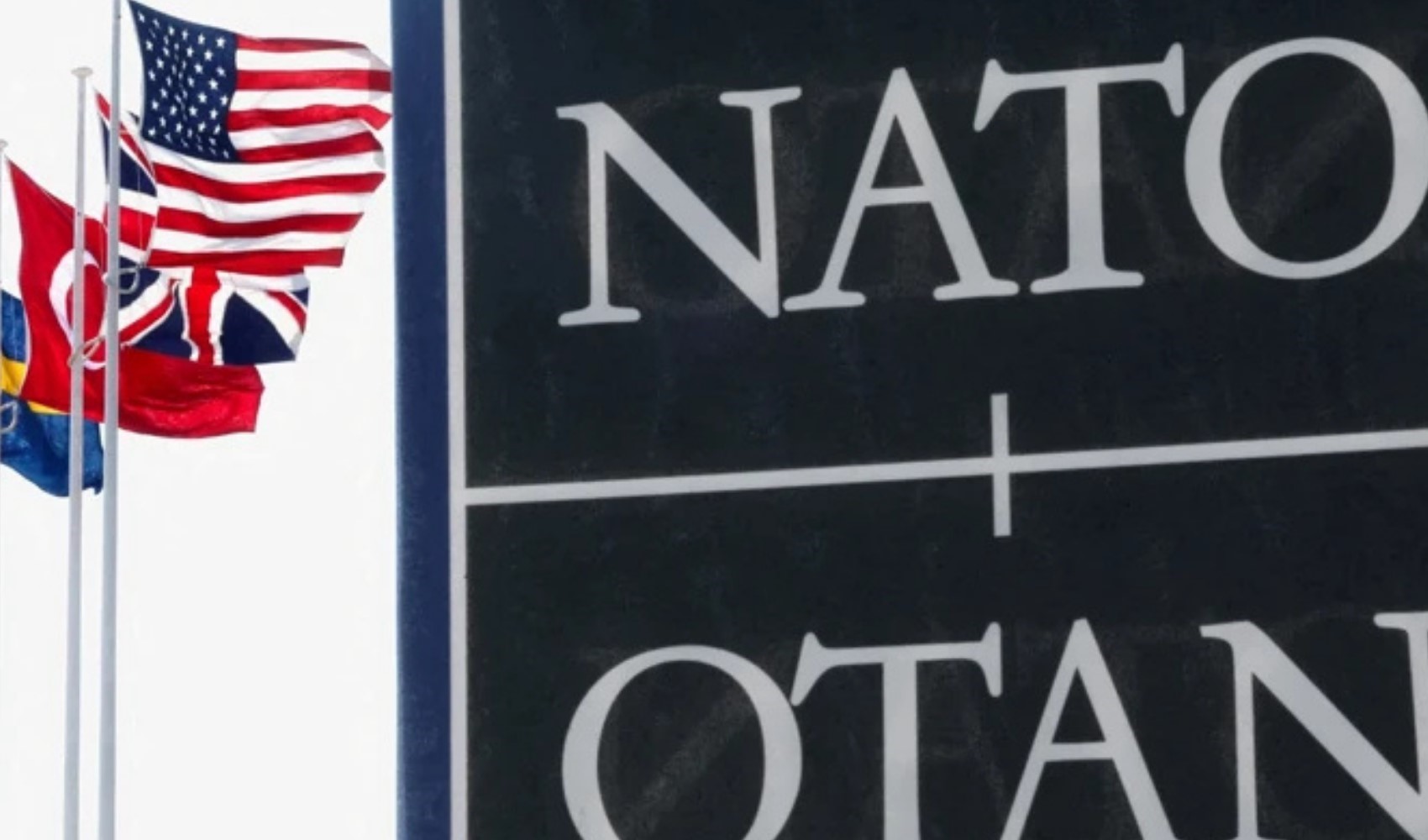 NATO Zirvesi öncesi ülke bayraklarıyla hazırlıklar tamamlandı