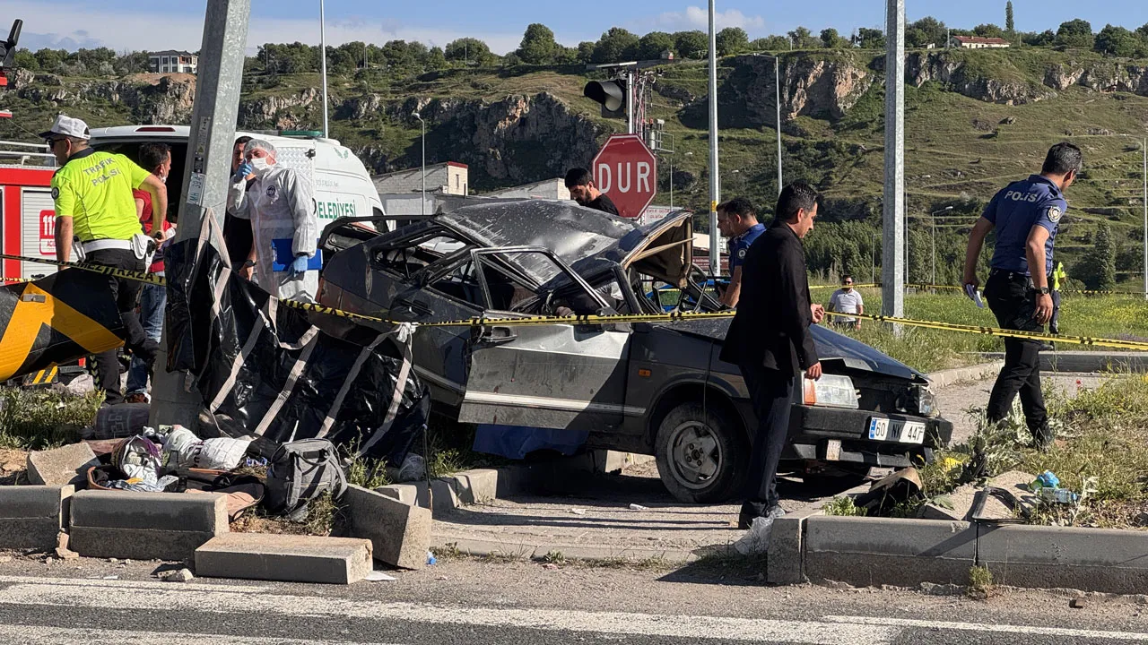 Kayseri'de feci kaza! Arabalar çarpıştı, 3 ölü 5 de yaralı var