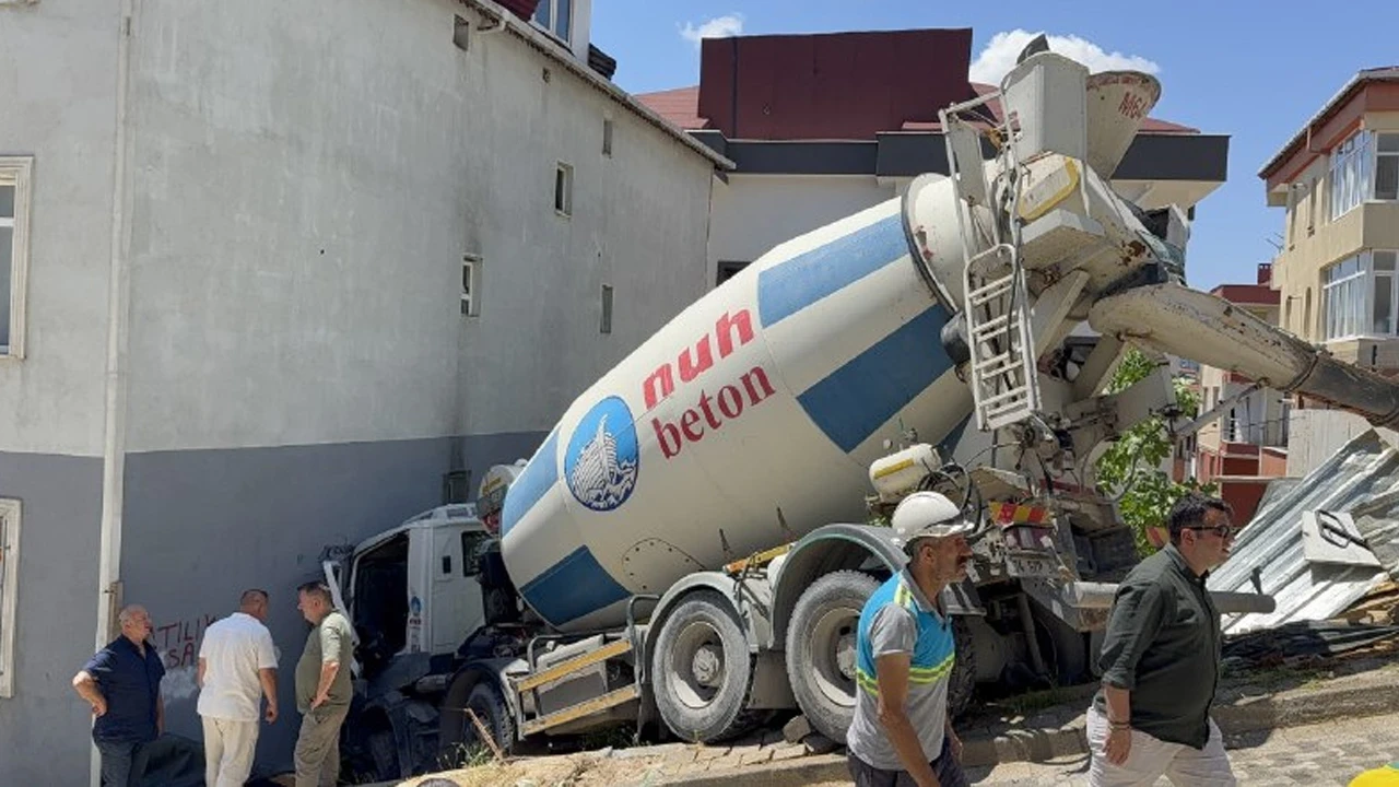 Ümraniye’de beton mikseri dehşeti: Yokuşta kontrolden çıktı, binaya çarptı