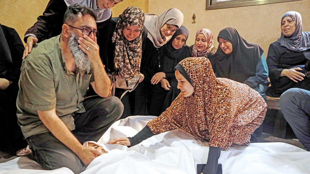 Terör devleti İsrail yakıp yıkıyor: Gazze’yi vuruyor Suriye’de ilerliyor
