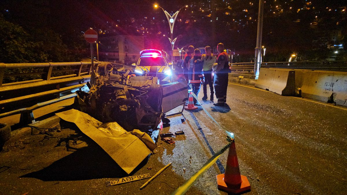 Otomobil, beton bariyere ve otomobile çarpıp takla attı: 1 yaralı