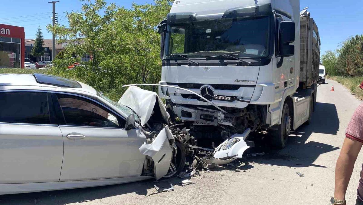 Lüks otomobil hurdaya döndü, sürücü ağır yaralandı