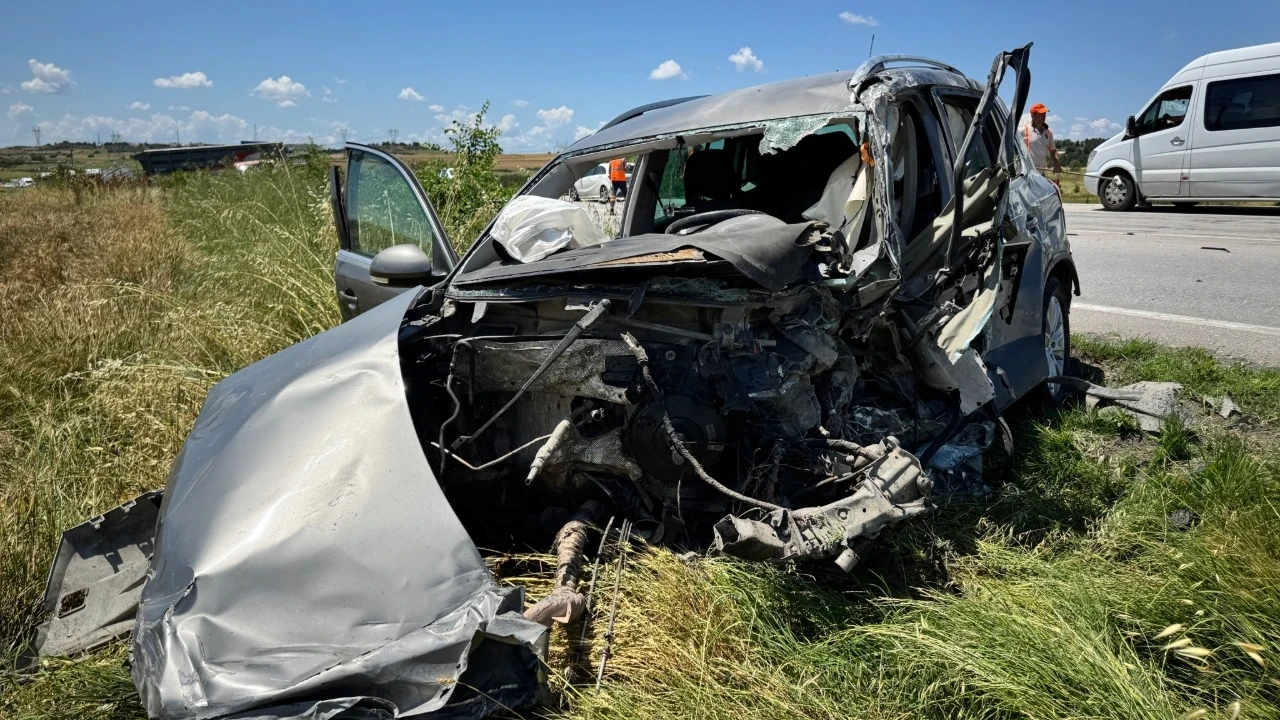 TIR ile çarpışan araç hurdaya döndü: 1 ölü