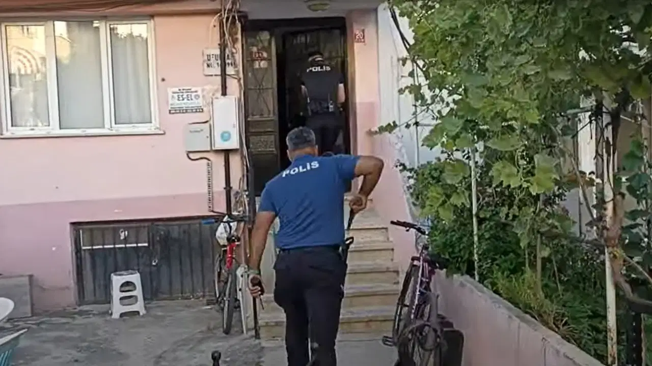 Evinin balkonundan rastgele ateş açtı: Yakayı ele verdi