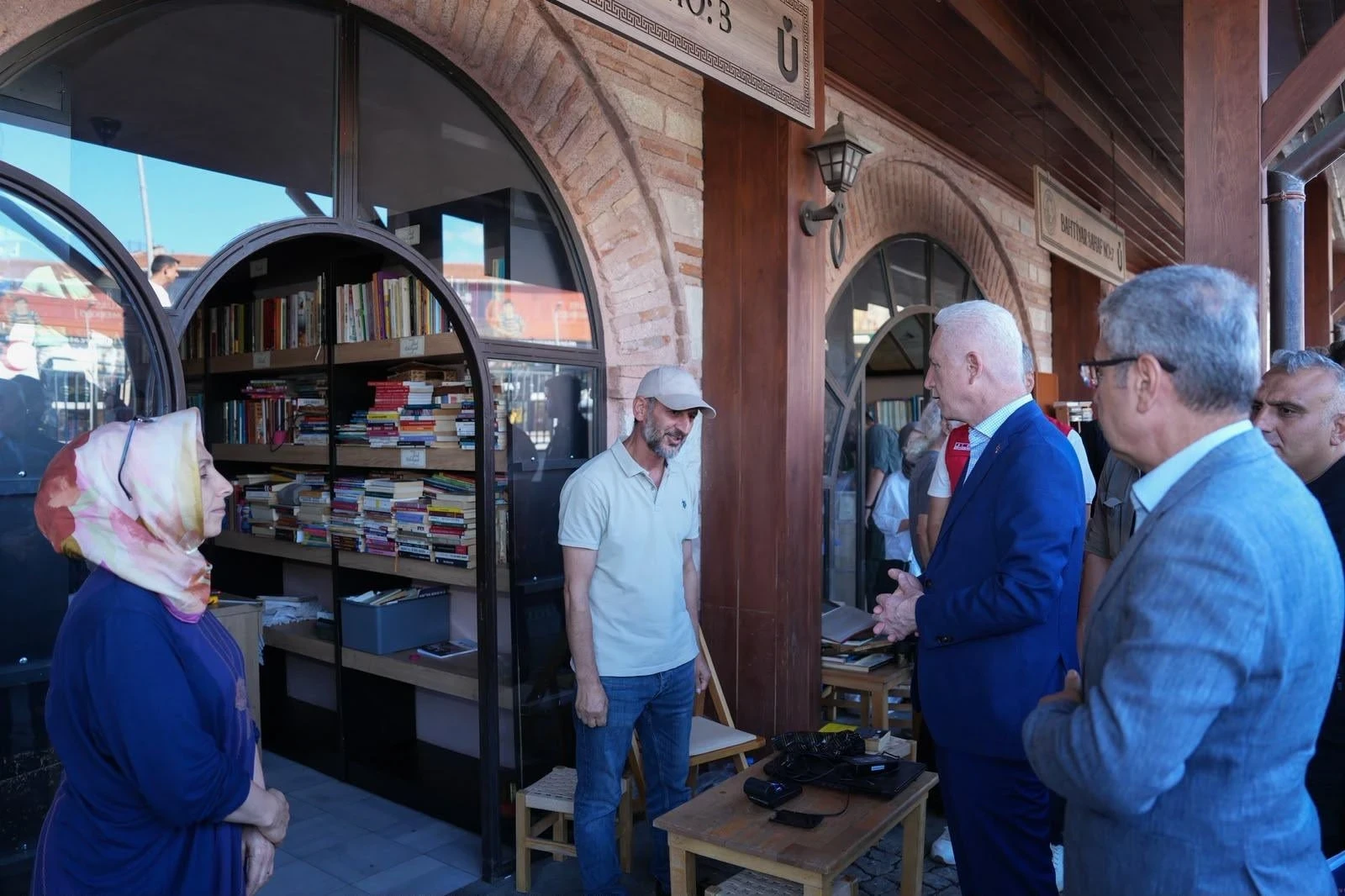 Vali Gül, su baskını yaşanan Üsküdar Sahaflar Çarşısı'nı ziyaret etti