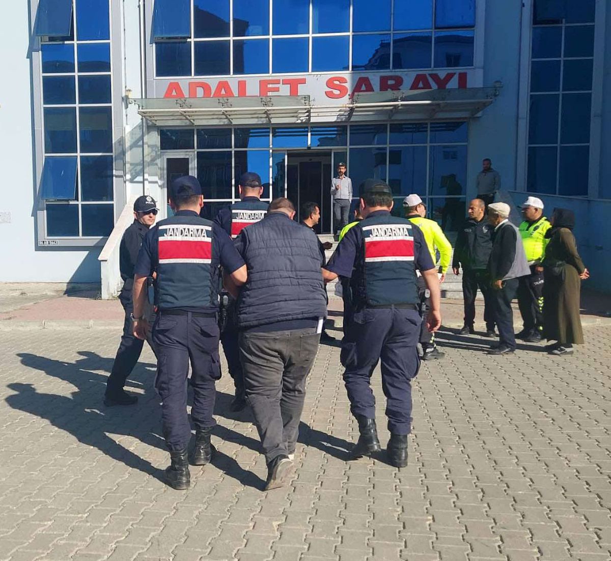 Edirne'de durdurulan taksiden 4 kaçak göçmen çıktı