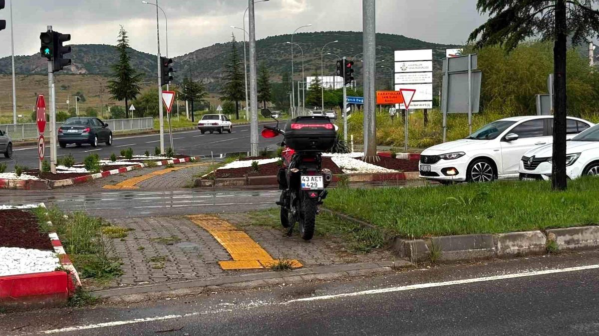 Tavşanlı'da otomobille çarpışan motosikletli yaralandı
