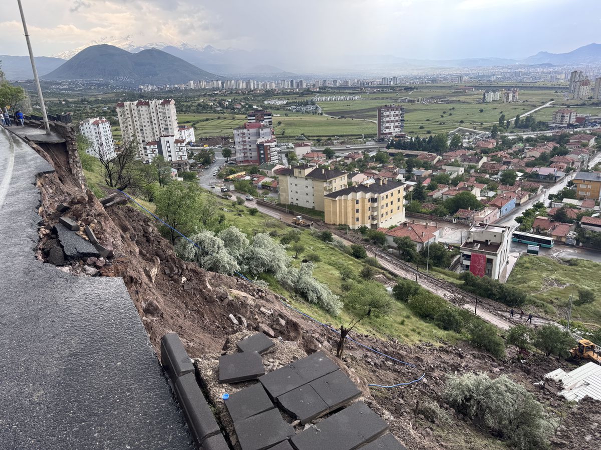 Kayseri'de Sağanak İstinat Duvarını Çökertti