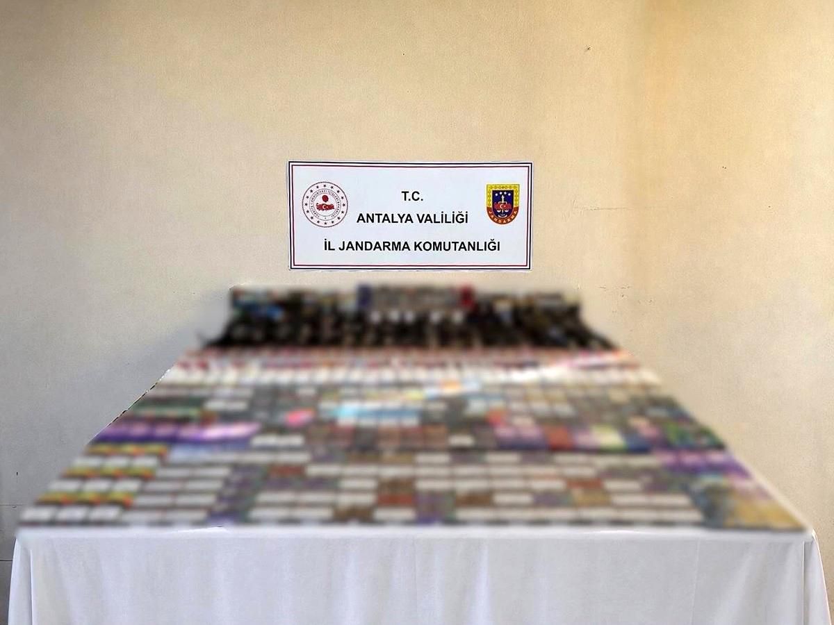 Kemer'de kaçak sigara operasyonu: Bin paket kaçak sigara ele geçirildi