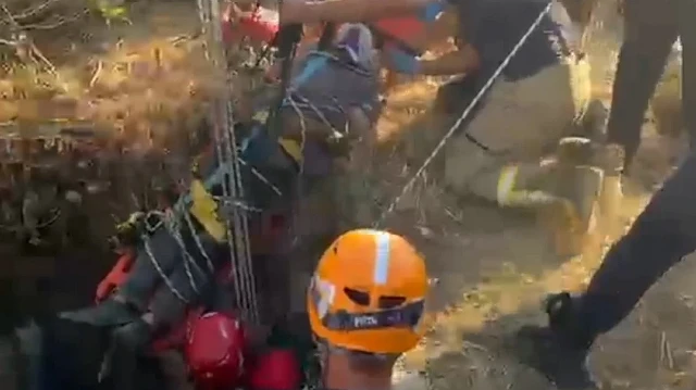 İzmir'de yaklaşık 20 metre derinliğindeki kuyuya düşen kişi kurtarıldı