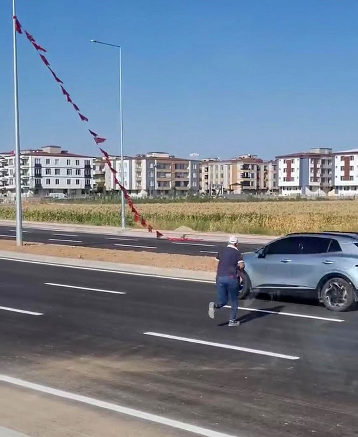 Batmanlı işçi yerdeki Türk bayrağını alıp, boyunun yettiği en yüksek noktaya astı