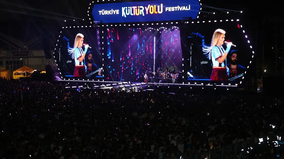 Trabzon Kültür Yolu Festivali'nde Demet Akalın bordo-mavi kıyafetiyle sahneyi salladı