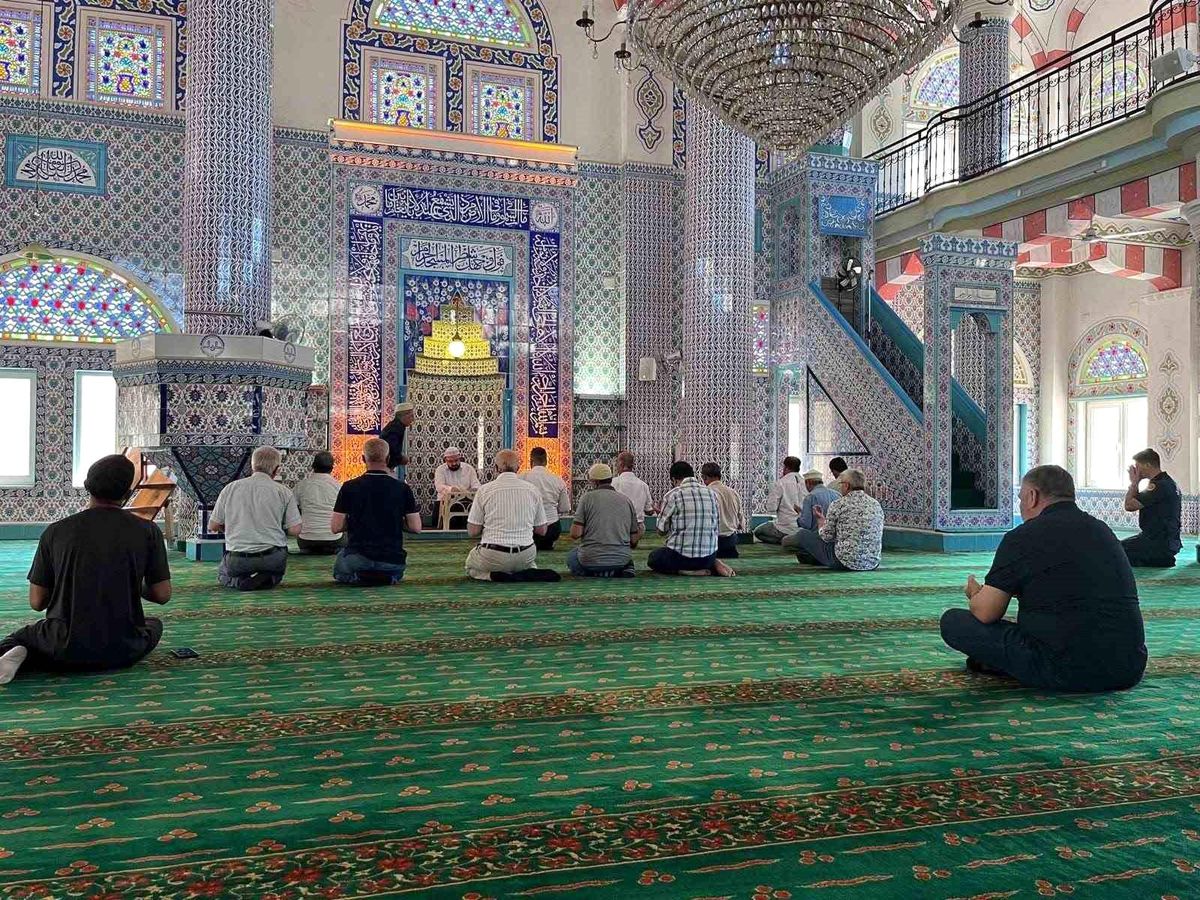 Sarıgöl'de şehitler için eller semaya açıldı