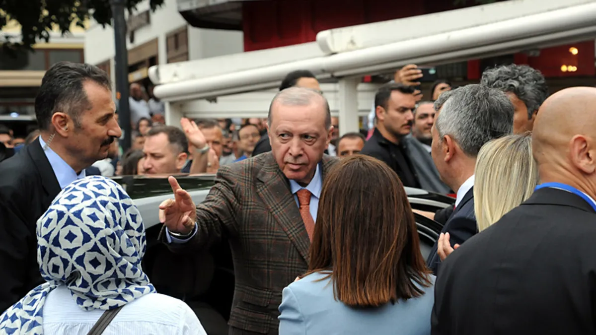 Başkan Erdoğan, bir kafede vatandaşlarla sohbet etti