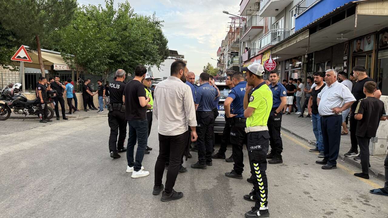Aydın'da sokak ortasında bıçaklı kavga: Müdahale eden polis memuru yaralandı
